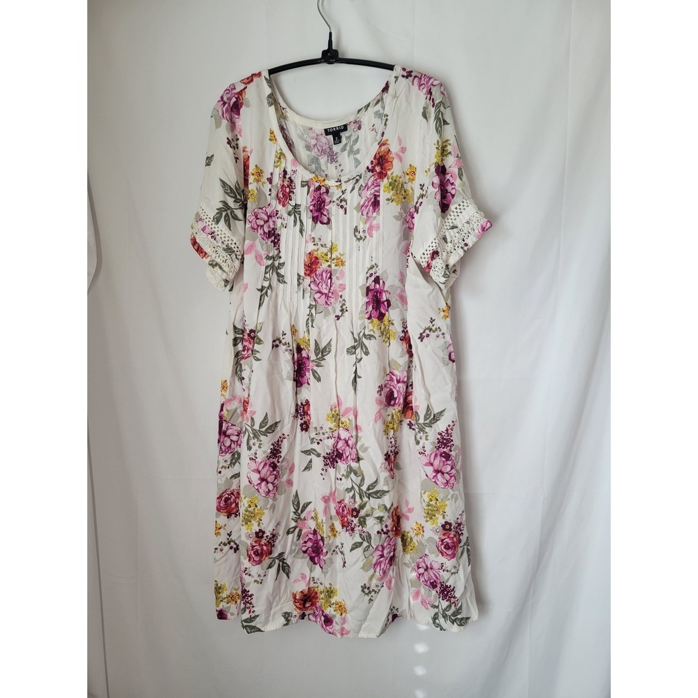 Torrid Plus Size 2 (2X) White Floral Pintuck Dress Crochet Lace Sleeve Knee